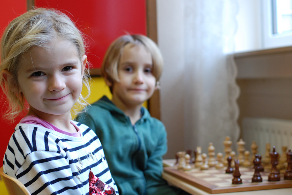 Otfried-Preussler-Schule_Kinder_spielen_Schach